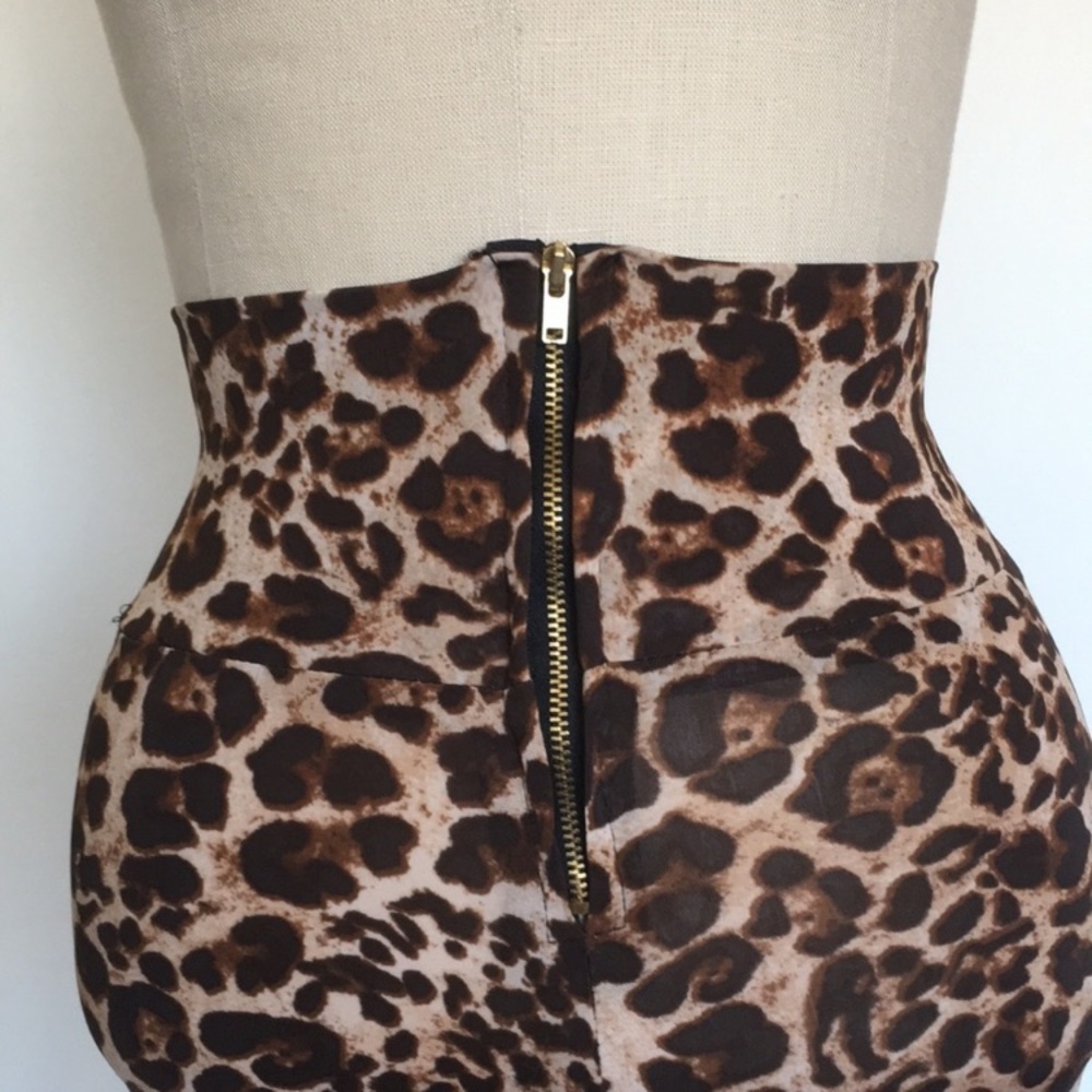 High waist leggings ,leopard print, front metal zipper, marked M but fit S